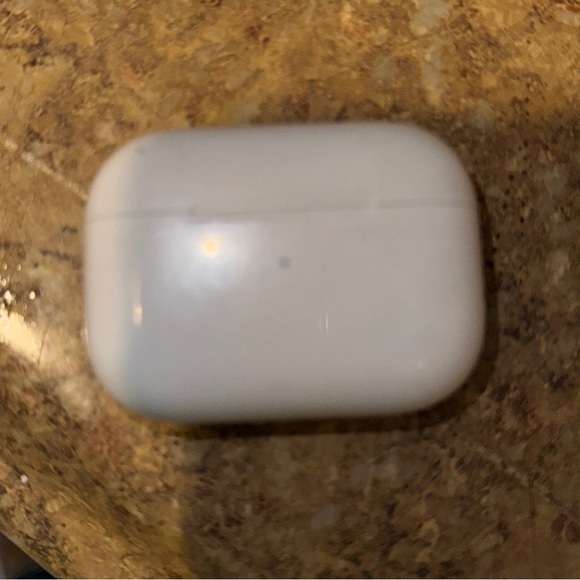 Apple AirPods Pro 2nd generation ( lightning cable )